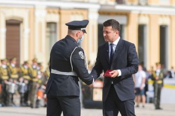 В День Независимости Владимир Зеленский присвоил звание Героя Украины трем гражданам В День Независимости Владимир Зеленский присвоил звание Героя Украины трем гражданам