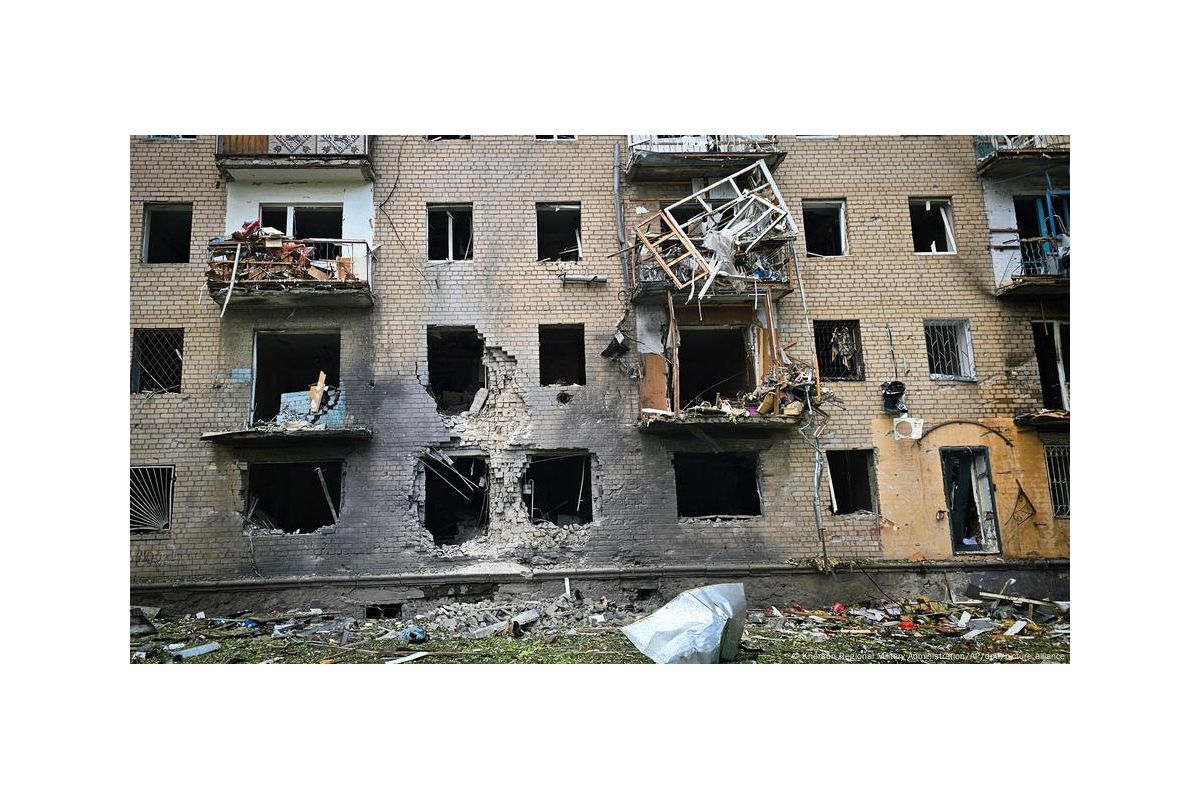 Війська РФ від ночі б'ють по Херсону: троє людей загинули, є поранені Війська РФ від ночі б'ють по Херсону: троє людей загинули, є поранені