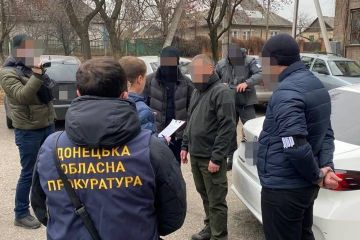 На Донеччині заступник керівника місцевої військово-цивільної адміністрації погорів на хабарі у розмірі 8000 доларів США  На Донеччині заступник керівника місцевої військово-цивільної адміністрації погорів на хабарі у розмірі 8000 доларів США