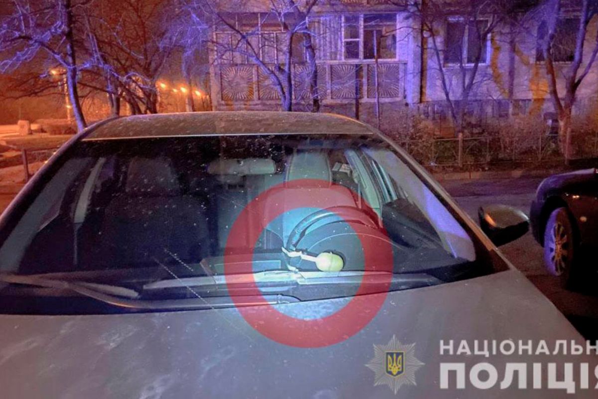 Кременчужанка знайшла «гранату» на капоті власного автомобіля Кременчужанка знайшла «гранату» на капоті власного автомобіля