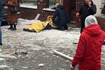 ​Через влучання в двоповерхову будівлю в Києві загинули три людини, шестеро — отримали поранення, повідомили в КМВА