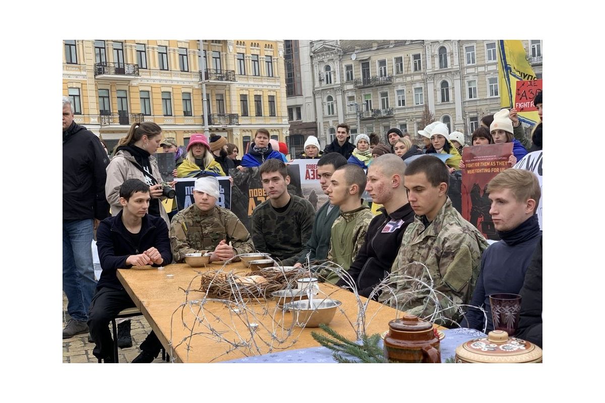 На Софійській площі у Києві провели перформанс, на підтримку полонених бійців полку "Азов" На Софійській площі у Києві провели перформанс, на підтримку полонених бійців полку "Азов"
