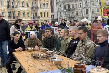 ​На Софійській площі у Києві провели перформанс, на підтримку полонених бійців полку "Азов"