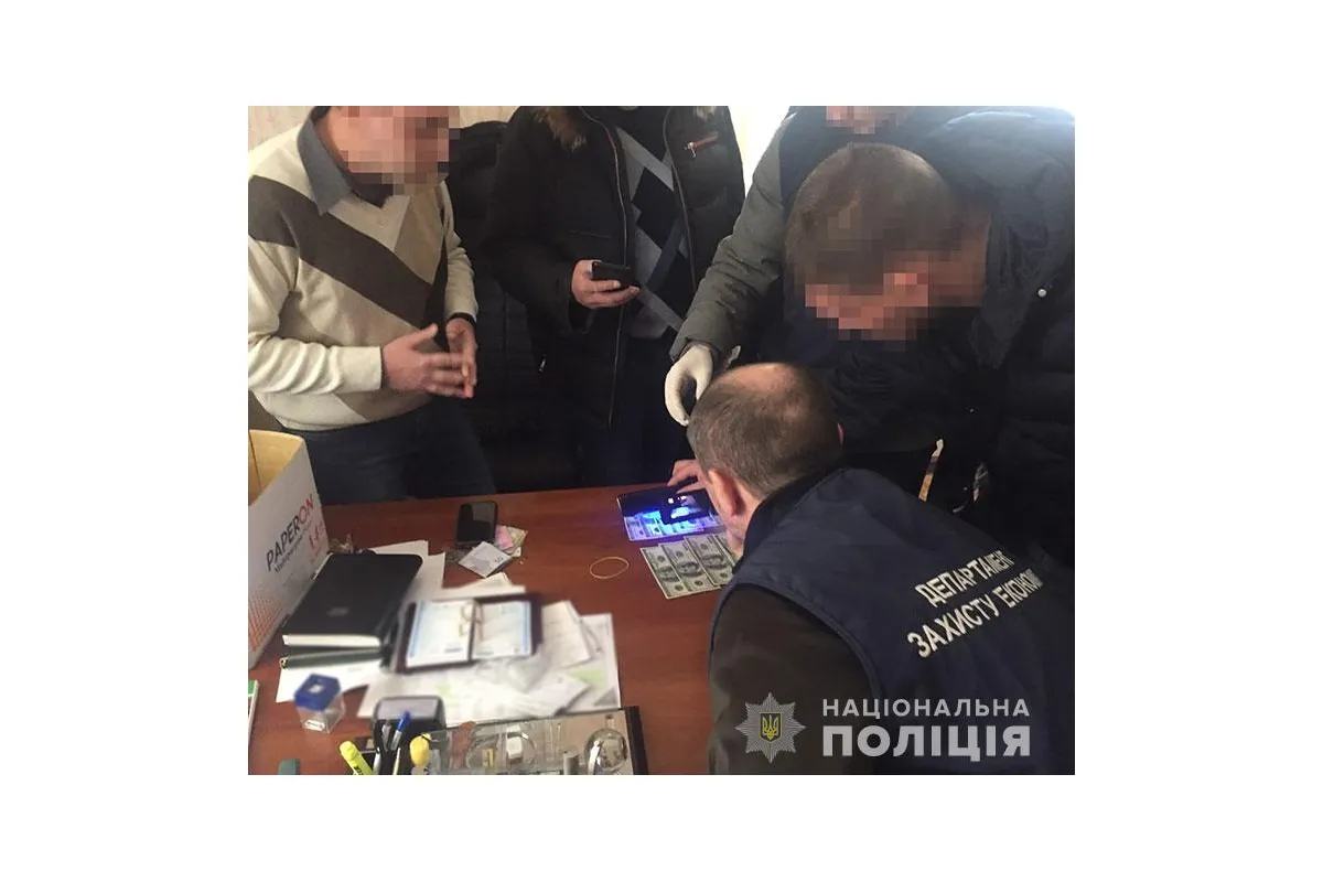 На Дніпропетровщині поліція затримала керівника управління однієї з міськрад на вимаганні неправомірної вигоди