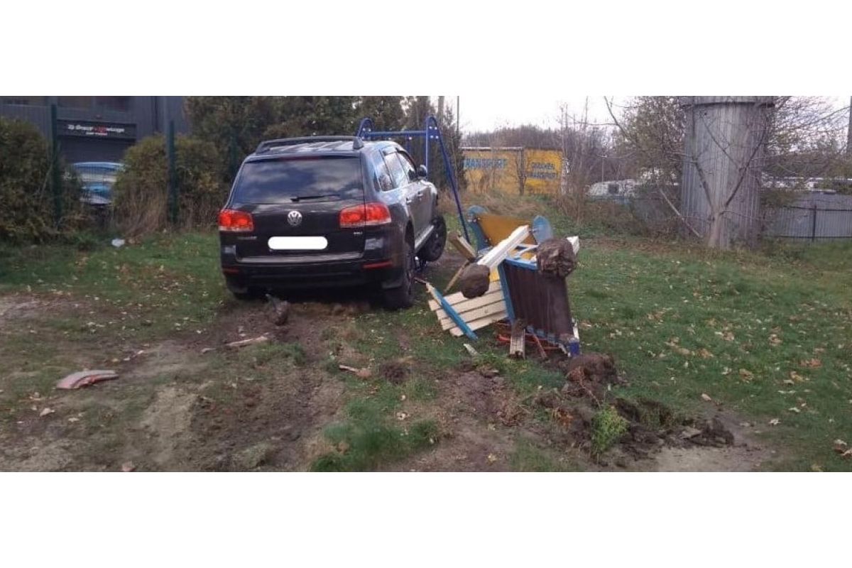 Аварія на Дніпровщині: чоловік помер за кермом, через що автівка влетіла в дитячий майданчик Аварія на Дніпровщині: чоловік помер за кермом, через що автівка влетіла в дитячий майданчик