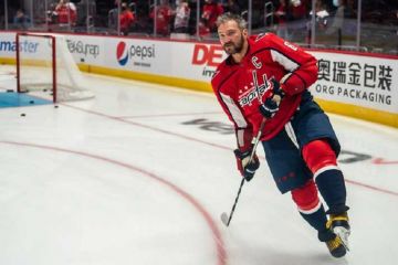 Російський хокеїст Овєчкін зламав маску голкіперу потужним кидком шайби: відео моменту Російський хокеїст Овєчкін зламав маску голкіперу потужним кидком шайби: відео моменту