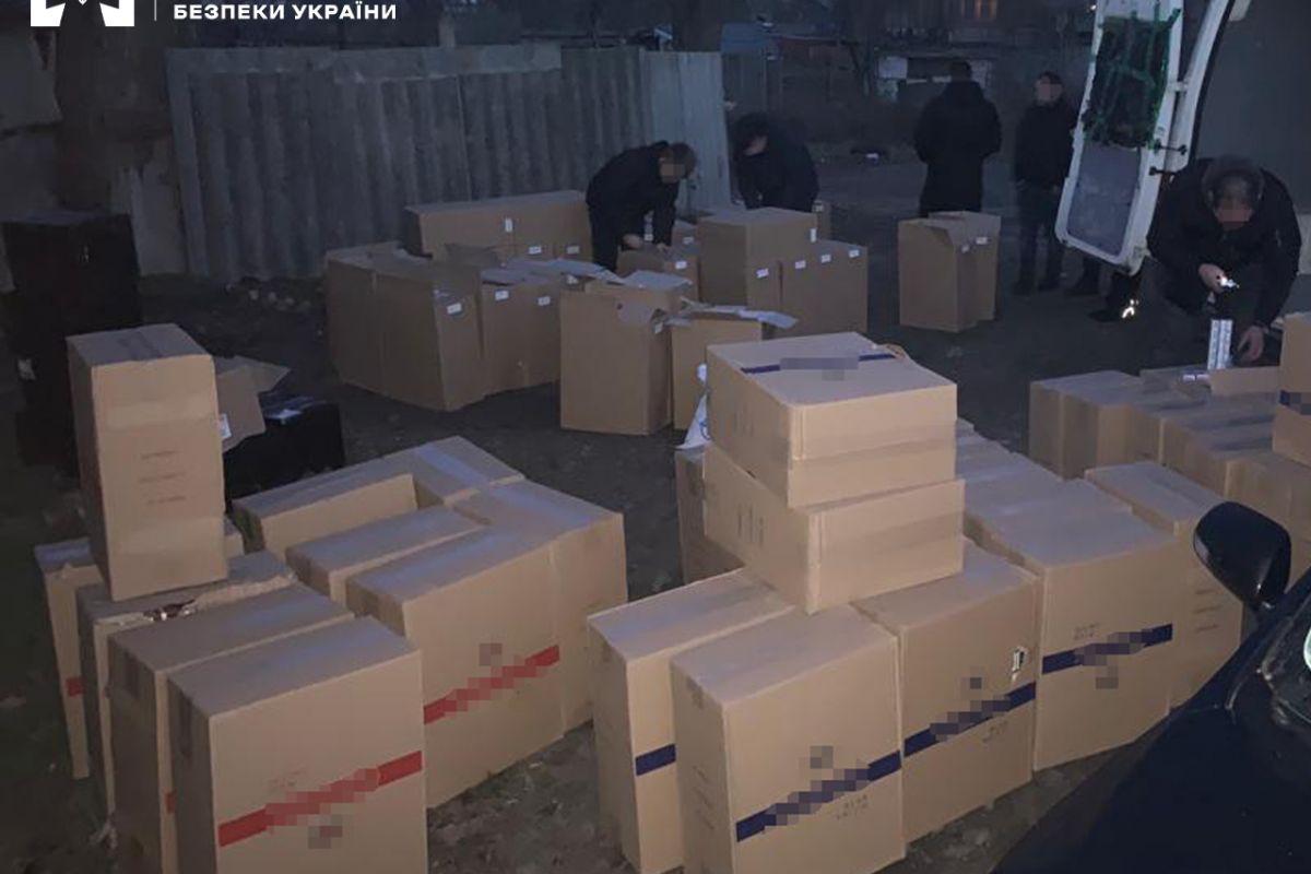 На Одещині детективи БЕБ вилучили цигарки вартістю понад 3,2 млн грн На Одещині детективи БЕБ вилучили цигарки вартістю понад 3,2 млн грн