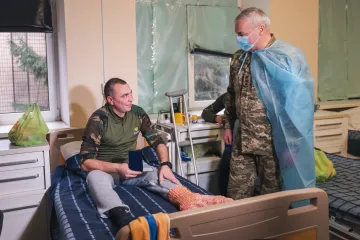 ​Командувач Об’єднаних Сил Збройних Сил України генерал-лейтенант Сергій Наєв відвідав один з військових госпіталів Київської області.