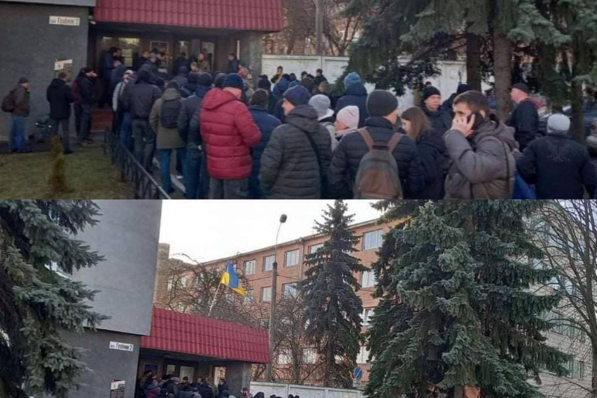 Рівне. Черга в військкомати. Рівне. Черга в військкомати.