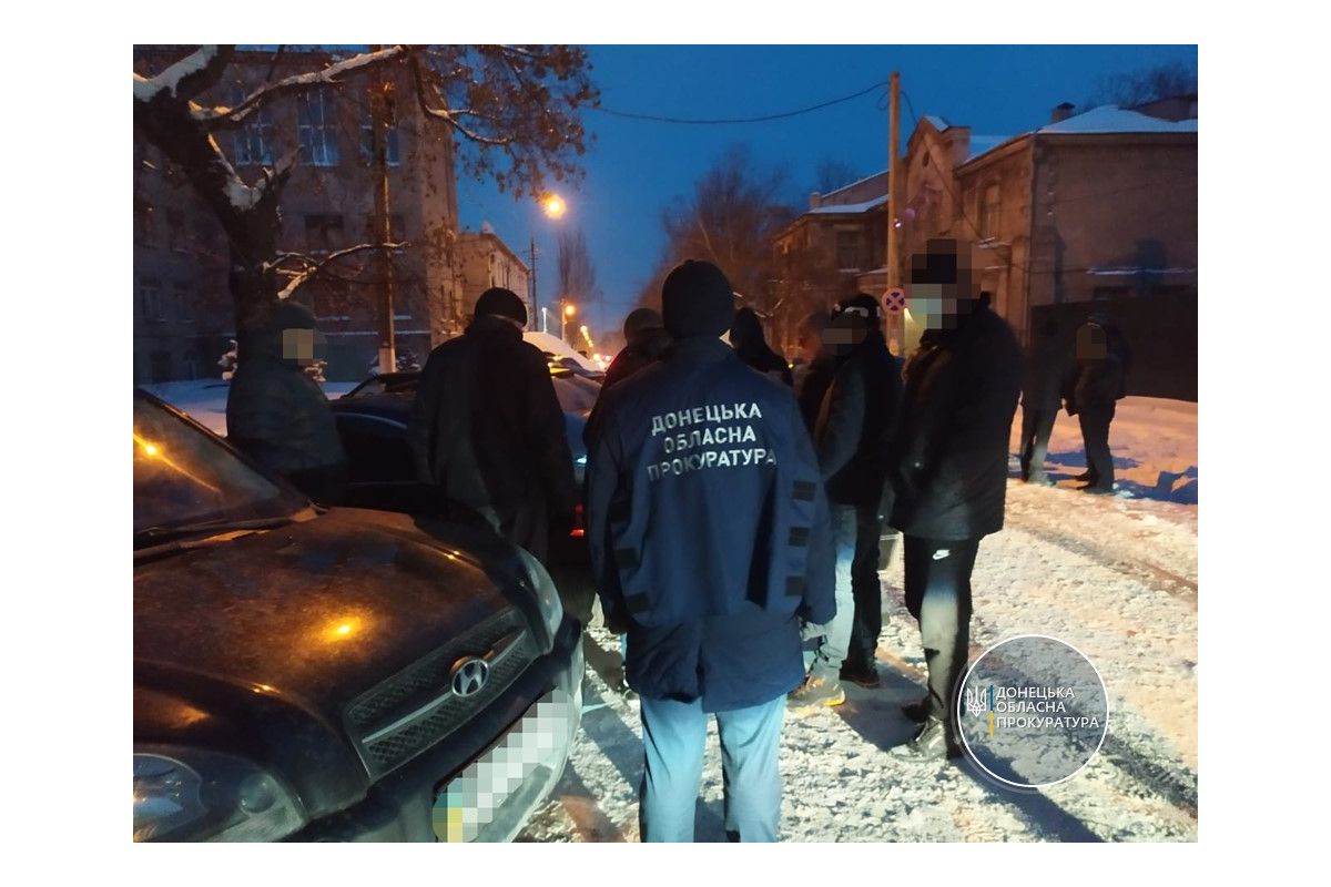 На Донеччині за одержання хабаря у розмірі 140 000 грн колишнім слідчому та поліцейському загрожує до 10 років за ґратами На Донеччині за одержання хабаря у розмірі 140 000 грн колишнім слідчому та поліцейському загрожує до 10 років за ґратами