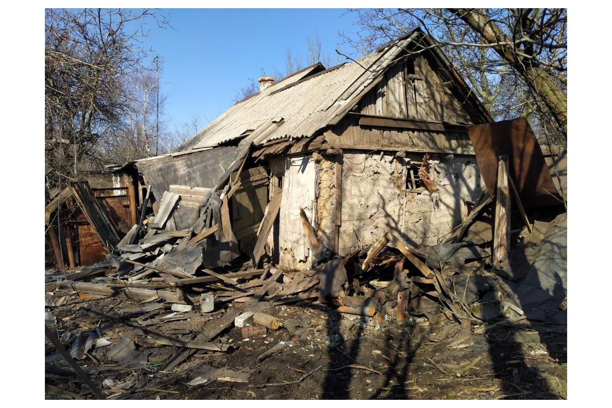 Ворог б’є по селах Донеччини - військові об’єкти поряд з місцями влучання снарядів російських «визволителів» відсутні Ворог б’є по селах Донеччини - військові об’єкти поряд з місцями влучання снарядів російських «визволителів» відсутні