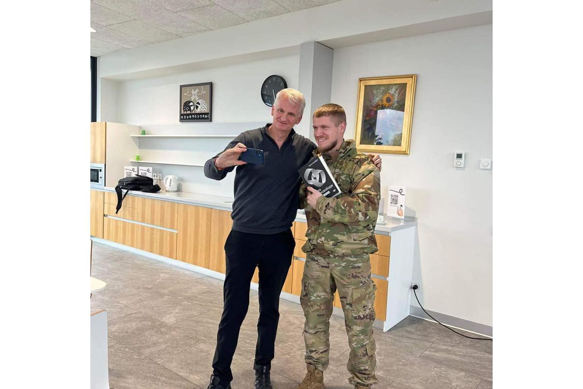 Американський письменник та історик Тімоті Снайдер зустрівся з військовим, який читав його книгу в окопі Американський письменник та історик Тімоті Снайдер зустрівся з військовим, який читав його книгу в окопі