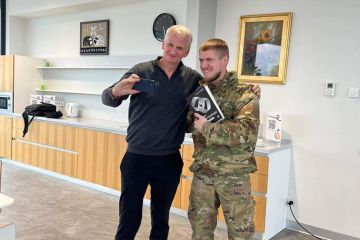 Американський письменник та історик Тімоті Снайдер зустрівся з військовим, який читав його книгу в окопі Американський письменник та історик Тімоті Снайдер зустрівся з військовим, який читав його книгу в окопі