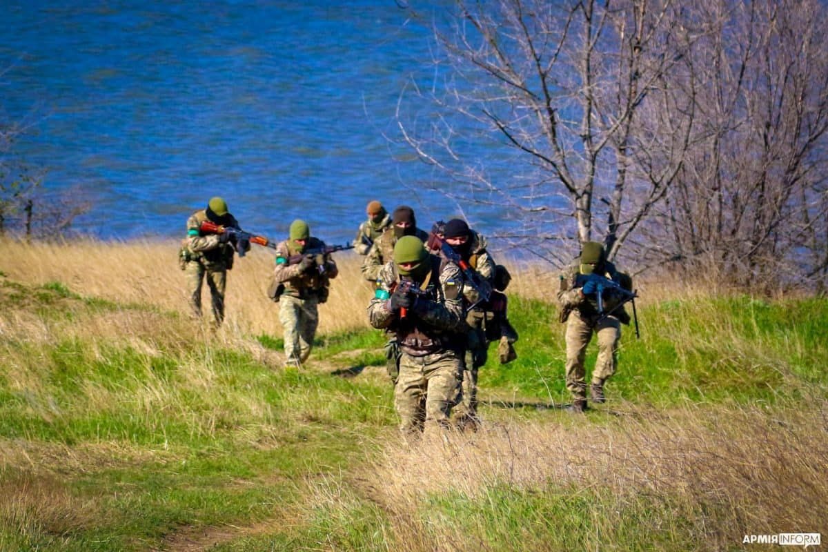 Російське вторгнення в Україну : 35 окрема бригада морської піхоти продовжує тримати оборону морського узбережжя Російське вторгнення в Україну : 35 окрема бригада морської піхоти продовжує тримати оборону морського узбережжя