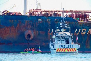 Російське вторгнення в Україну : У Норвегії активісти міжнародної організації захисту навколишнього середовища Greenpeace заблокували шлях російському танкеру з нафтою Російське вторгнення в Україну : У Норвегії активісти міжнародної організації захисту навколишнього середовища Greenpeace заблокували шлях російському танкеру з нафтою