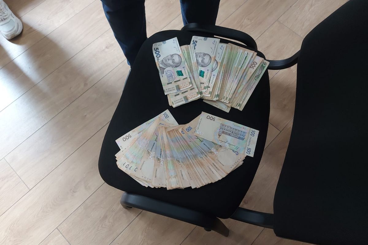 Хабар за перемогу у тендері з ремонту доріг на 8 млн грн – на Київщині викрито директора товариства Хабар за перемогу у тендері з ремонту доріг на 8 млн грн – на Київщині викрито директора товариства