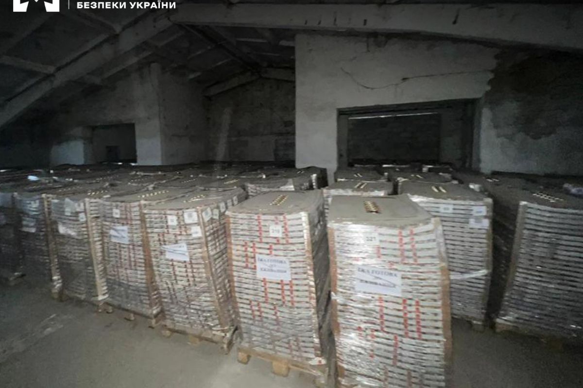 БЕБ на Львівщині виявило склад гуманітарних товарів невідомого походження: тривають обшуки БЕБ на Львівщині виявило склад гуманітарних товарів невідомого походження: тривають обшуки