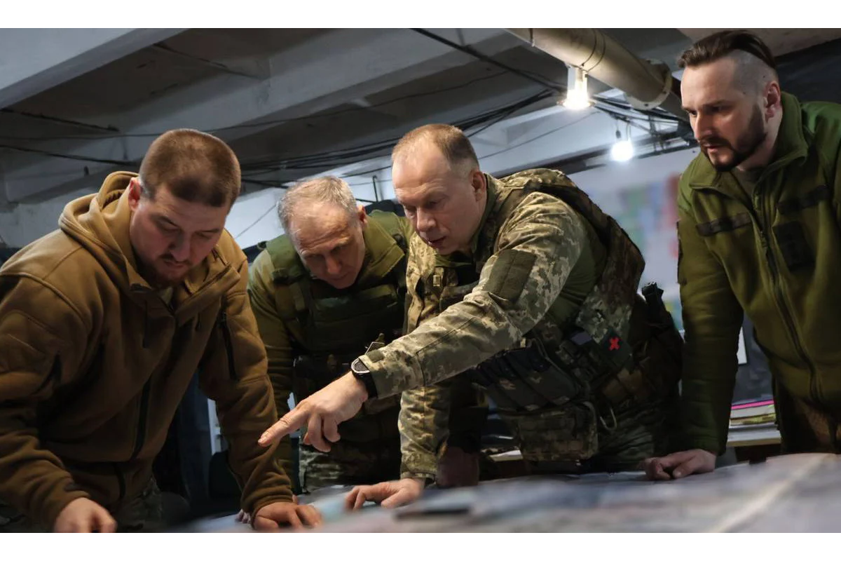 Ворог наступає на сході одночасно на декількох напрямках, - Олександр Сирський Ворог наступає на сході одночасно на декількох напрямках, - Олександр Сирський
