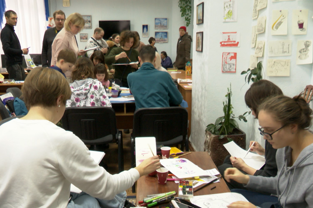 “Обережно, вас малюють!”: у Дніпрі відкрилась унікальна виставка скетчингу