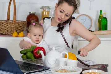 ​Українці впевнені, що найважливіше завдання жінки — дбати про дім та сім`ю