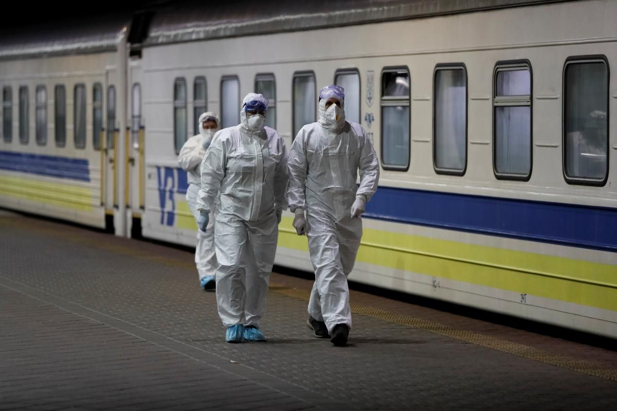 Укрзалізниця перевозитиме медиків службовими поїздами Укрзалізниця перевозитиме медиків службовими поїздами