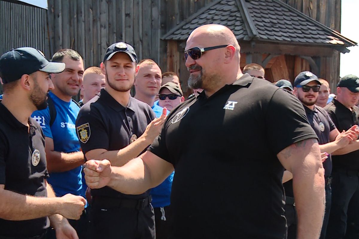 В Україні вперше провели чемпіонат патрульної поліції зі стронгмену В Україні вперше провели чемпіонат патрульної поліції зі стронгмену