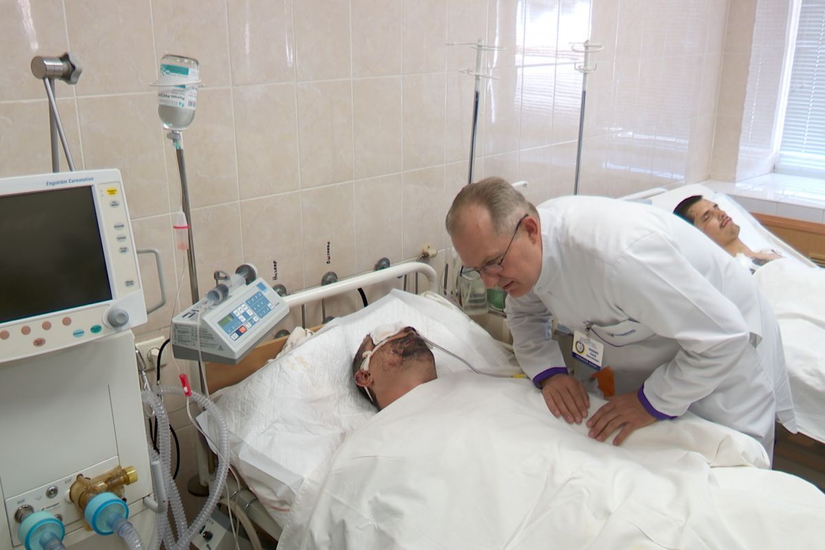 У лікарні Мечникова прийшов до тями важкопоранений боєць У лікарні Мечникова прийшов до тями важкопоранений боєць
