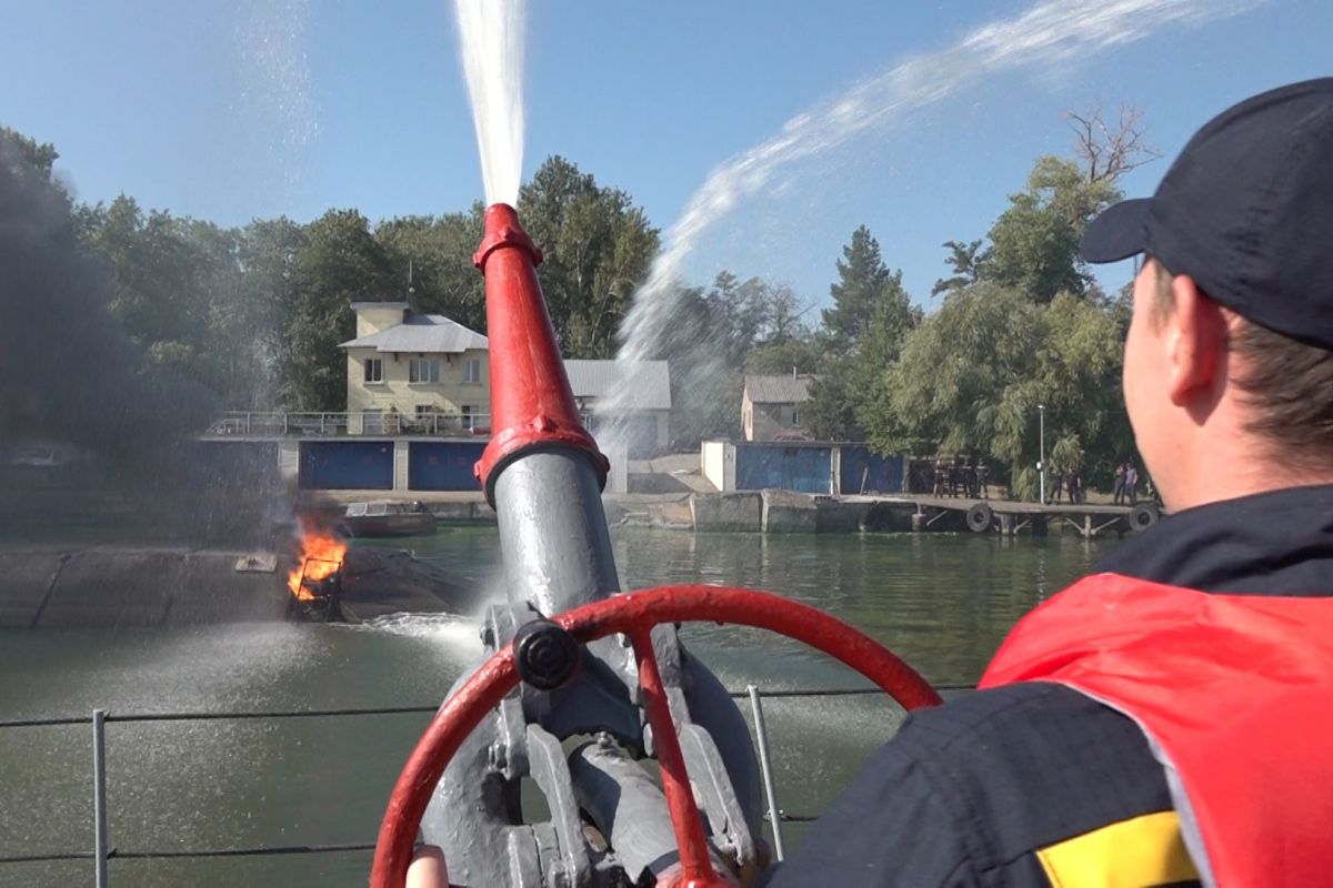 Дніпровські водолази відпрацьовували тактику порятунку Дніпровські водолази відпрацьовували тактику порятунку