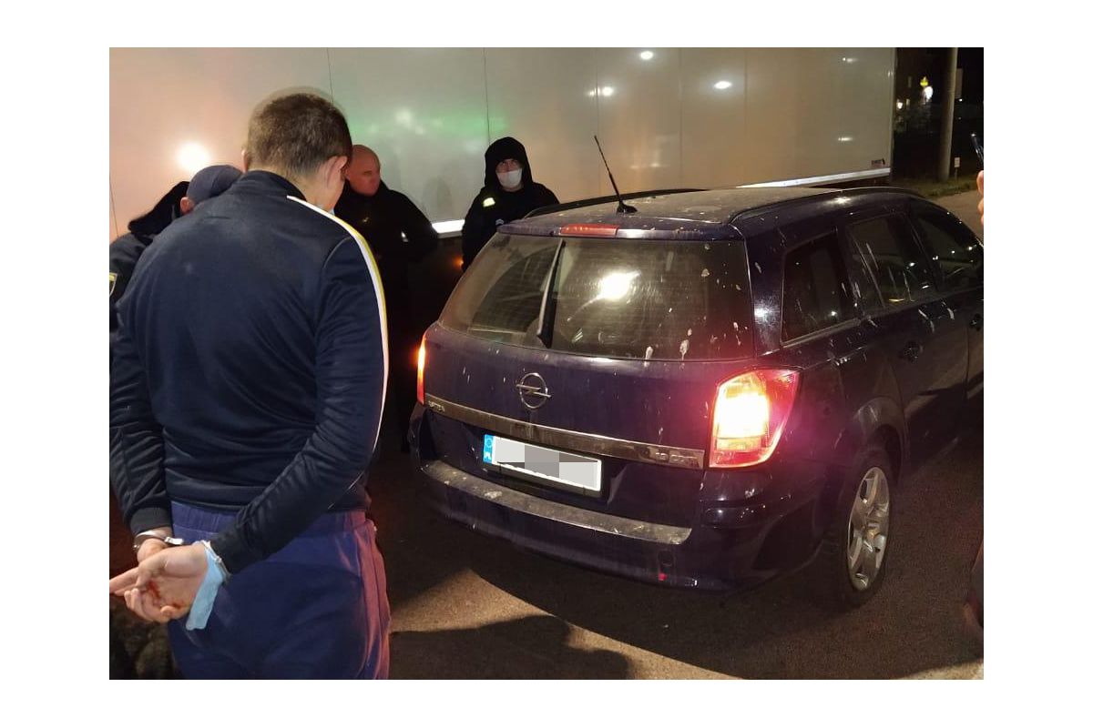 Аби прорватися через кордон, українець наїхав автівкою на прикордонника Аби прорватися через кордон, українець наїхав автівкою на прикордонника