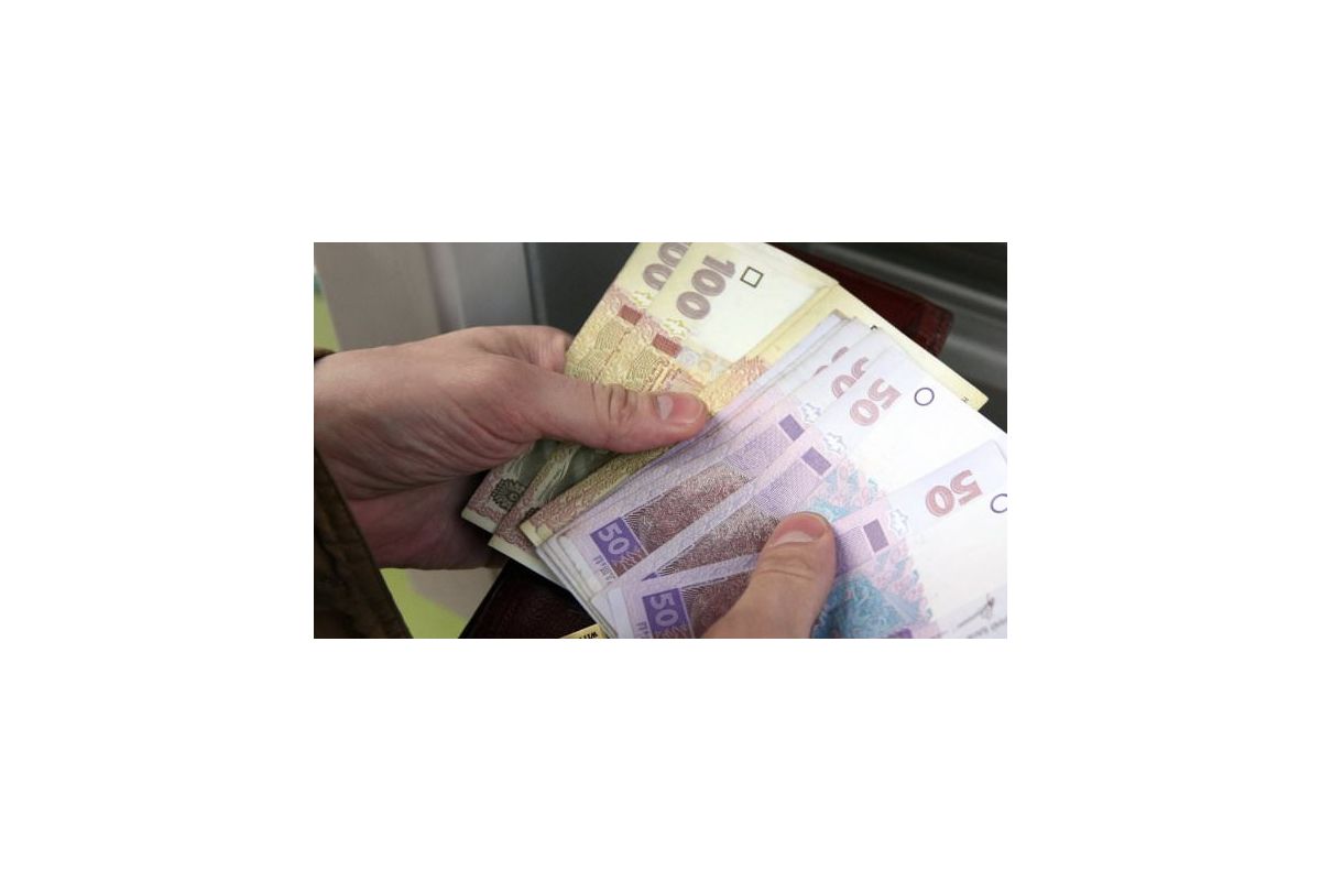 Українці почали отримувати допомогу в розмірі однієї тисячі гривень Українці почали отримувати допомогу в розмірі однієї тисячі гривень