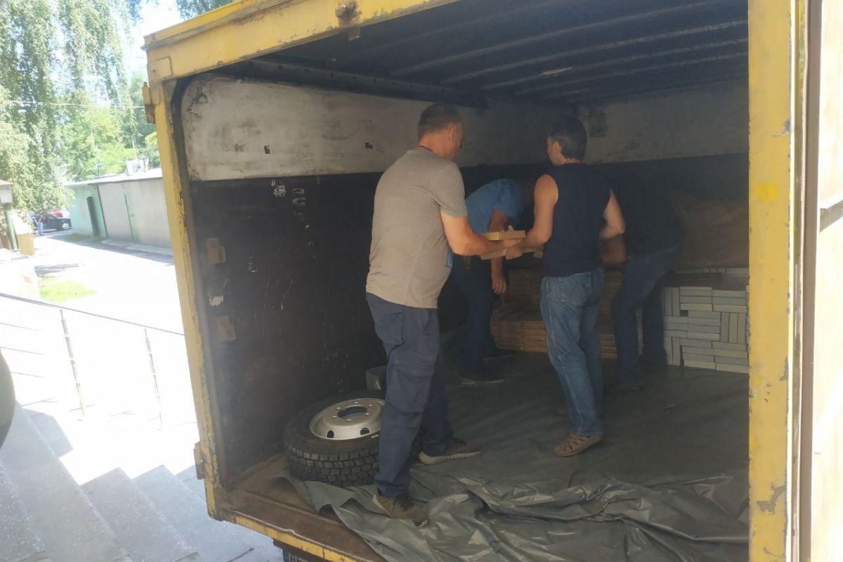 У Дніпрі виявили невірно опломбований автомобіль з бюлетенями У Дніпрі виявили невірно опломбований автомобіль з бюлетенями