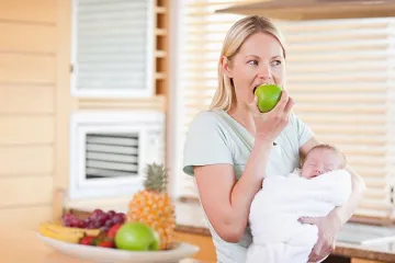 ​Дієта матусі-годувальниці: чи потрібно обмежувати себе в їжі?