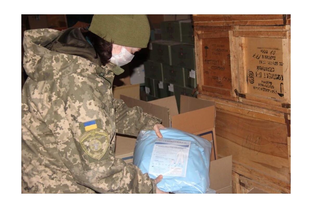 Військовим медикам на Донбасі передали костюми біологічного захисту та експрес-тести Військовим медикам на Донбасі передали костюми біологічного захисту та експрес-тести