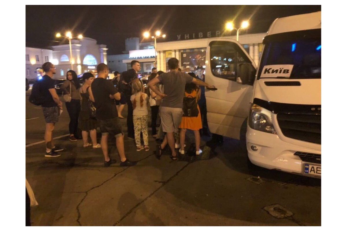 Поліція заблокувала рух рейсових автобусів на вокзалі Поліція заблокувала рух рейсових автобусів на вокзалі