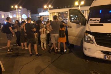 Поліція заблокувала рух рейсових автобусів на вокзалі Поліція заблокувала рух рейсових автобусів на вокзалі