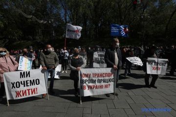 Мітинг під Кабміном: підприємці вимагають дозволити рух транспорту та відкрити метро Мітинг під Кабміном: підприємці вимагають дозволити рух транспорту та відкрити метро