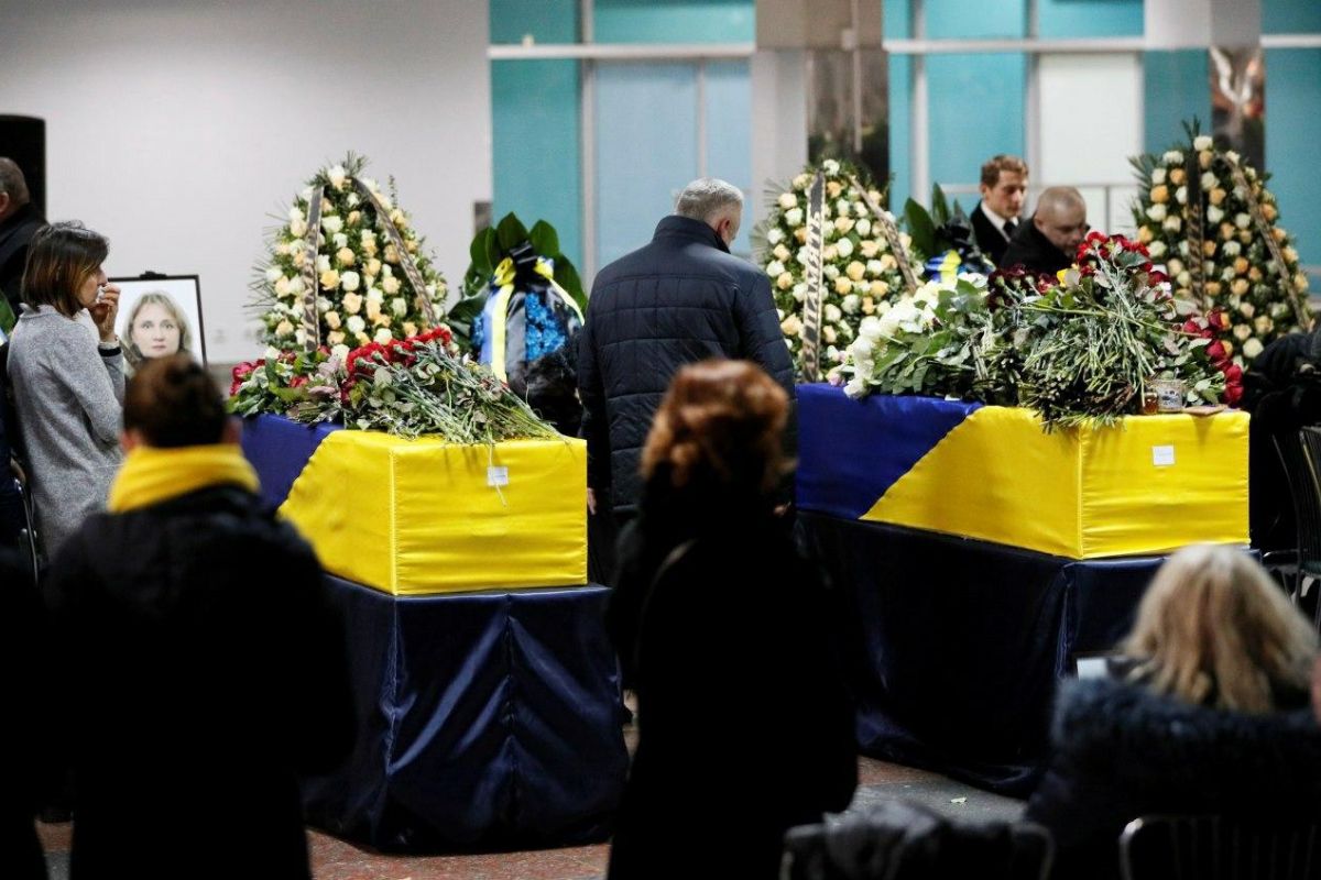 В аеропорту “Бориспіль” попрощалися з загиблими в Ірані українцями В аеропорту “Бориспіль” попрощалися з загиблими в Ірані українцями