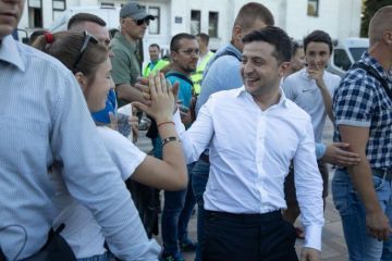 Володимир Зеленський скупався у фонтані Володимир Зеленський скупався у фонтані