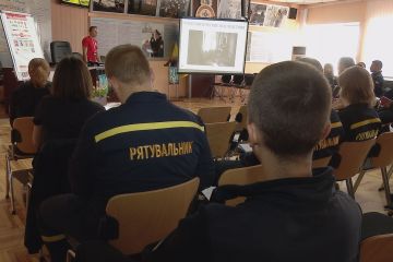 Надзвичайники Дніпропетровщини вчилися інформувати населення про вибухівку Надзвичайники Дніпропетровщини вчилися інформувати населення про вибухівку