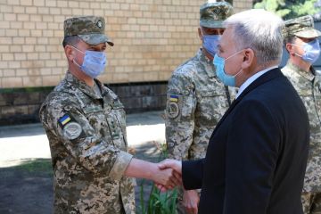 У рамках робочої поїздки Міністр оборони Андрій Таран працював у військових частинах та установах, що дислокуються у Чернігові У рамках робочої поїздки Міністр оборони Андрій Таран працював у військових частинах та установах, що дислокуються у Чернігові