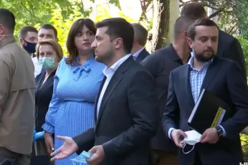 ​Владимир Зеленский передал ключи от 12 квартир пострадавшим от взрыва в Киеве