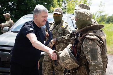 Порошенко побував на південному та східному фронті - передав бійцям пікапи та військове спорядження Порошенко побував на південному та східному фронті - передав бійцям пікапи та військове спорядження