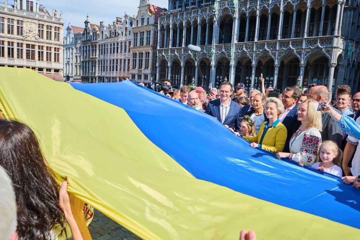 Посеред Брюсселя розгорнули 30-метровий прапор України Посеред Брюсселя розгорнули 30-метровий прапор України