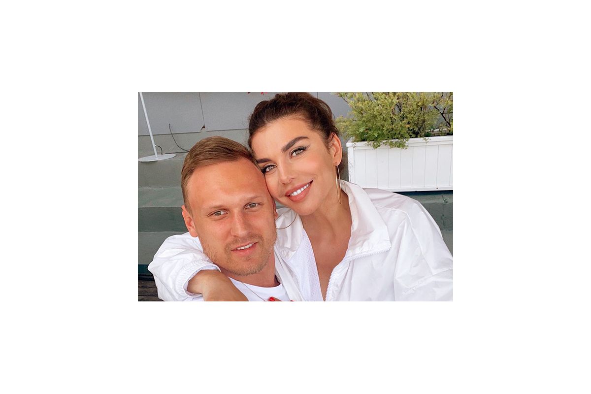 Анна Сєдокова в блакитних панчохах на весільній фотосесії Анна Сєдокова в блакитних панчохах на весільній фотосесії