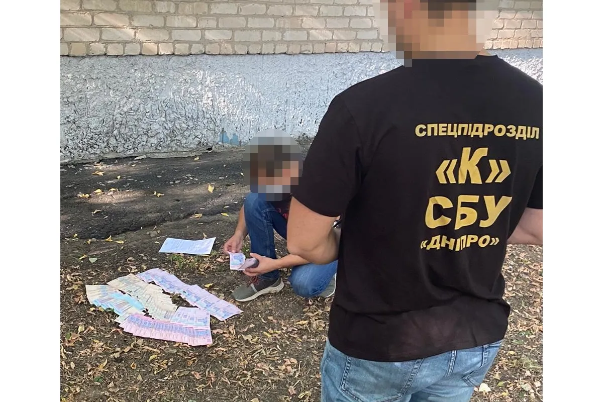 На Дніпропетровщині прокурор під час затримання намагався викинути речові докази у вікно