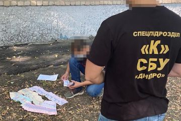 На Дніпропетровщині прокурор під час затримання намагався викинути речові докази у вікно На Дніпропетровщині прокурор під час затримання намагався викинути речові докази у вікно