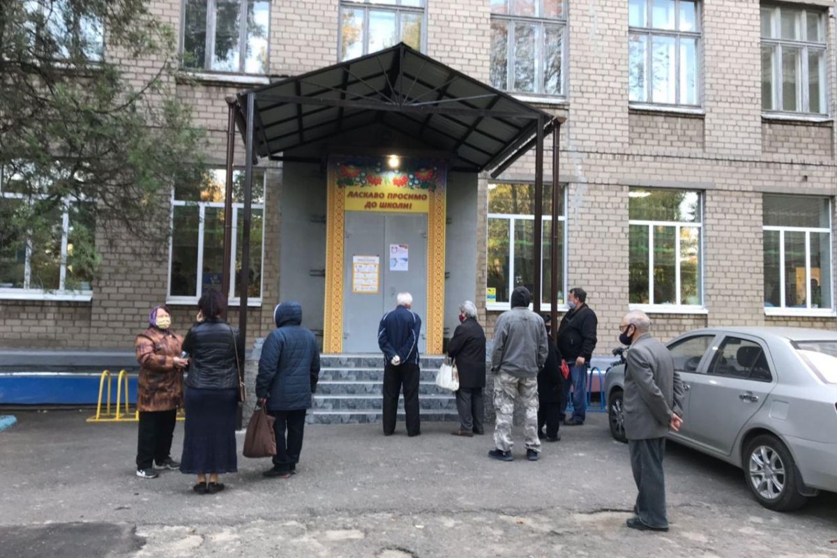 Як проходить голосування на Дніпропетровщині: роздача масок, відсутність пандусів та черги з виборців Як проходить голосування на Дніпропетровщині: роздача масок, відсутність пандусів та черги з виборців