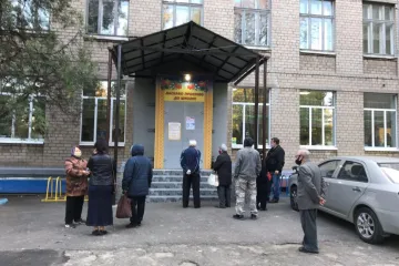 ​Як проходить голосування на Дніпропетровщині: роздача масок, відсутність пандусів та черги з виборців