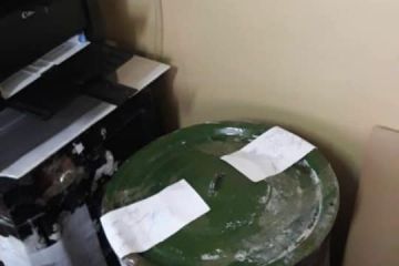 У Дніпрі на одній з виборчих дільниць бюлетені довелося зберігати в каструлях У Дніпрі на одній з виборчих дільниць бюлетені довелося зберігати в каструлях