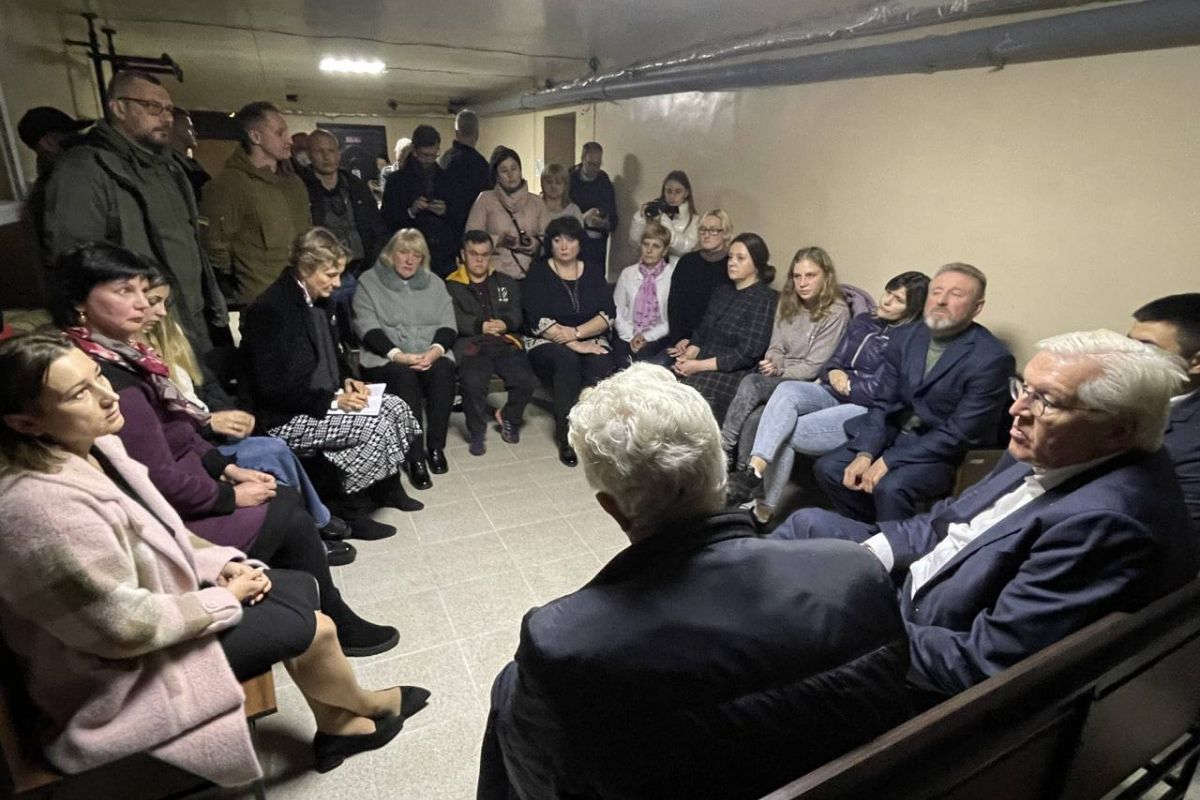 Президент Німеччини був з візитом на Чернігівщині, коли почалась повітряна тривога Президент Німеччини був з візитом на Чернігівщині, коли почалась повітряна тривога